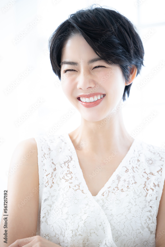 春夏の美容に使いやすいスキンケア効果を実感する美しい女性　アップ