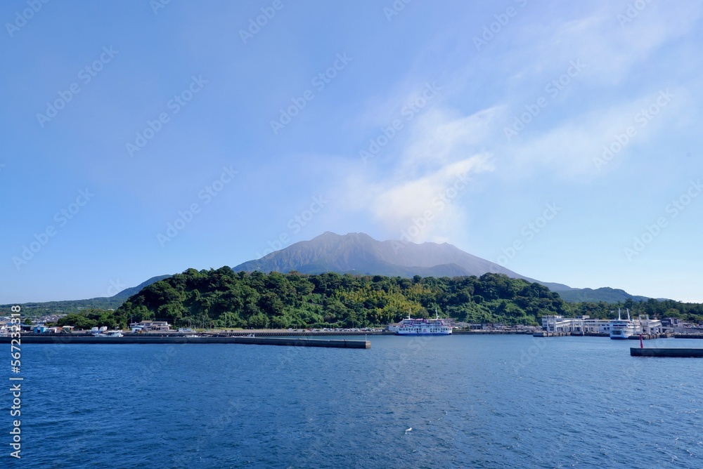 噴煙の上がる桜島