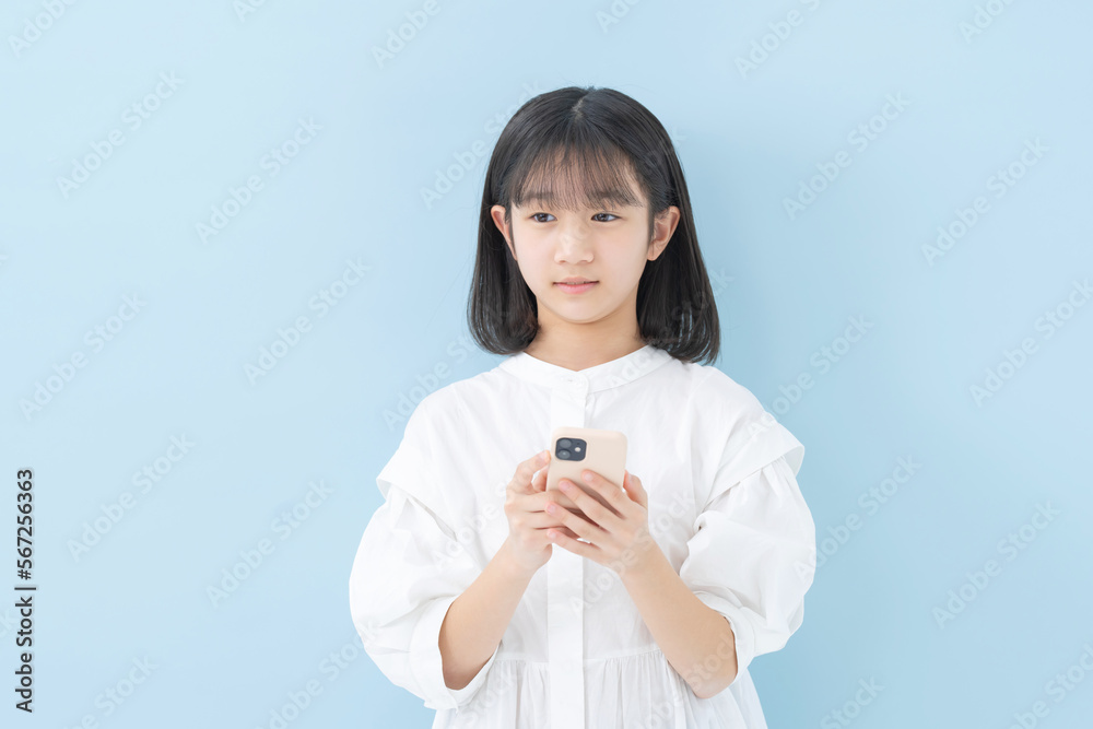 スマートフォン・女の子・ブルーバック スマートフォン・女の子・ブルーバック