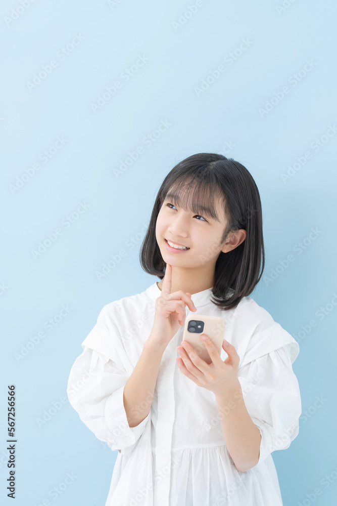 スマートフォン・女の子・ブルーバック