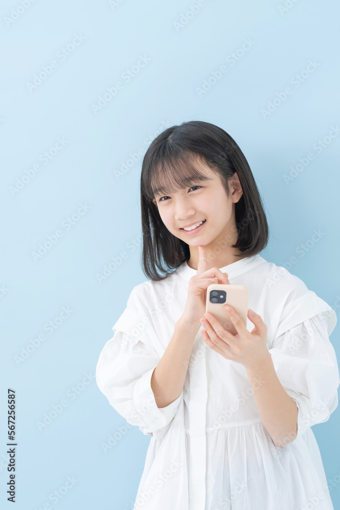 スマートフォン・女の子・ブルーバック