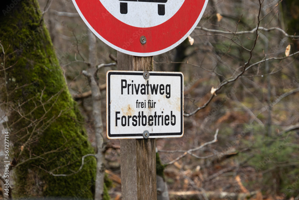 Verkehrszeichen an einem privaten Forstweg Verkehrszeichen an einem privaten Forstweg