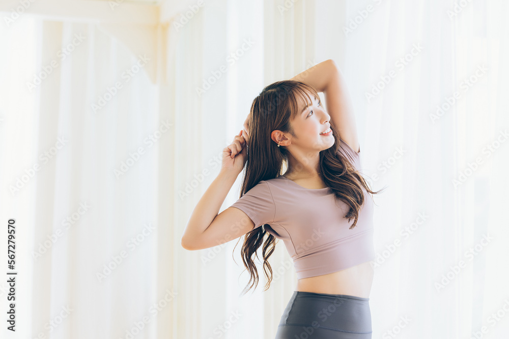 ストレッチをする女性(スポーツ・ダイエットのイメージ) ストレッチをする女性(スポーツ・ダイエットのイメージ)