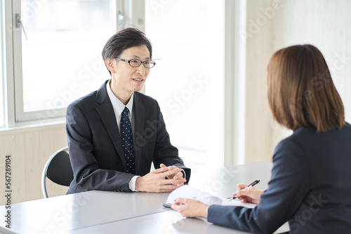 ビジネスのインタビューを行う女性 photo