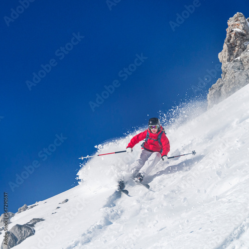 Junge Skifahrerin fährt spektakulär im felsigen Gelände an der Nordkette oberhalb Innsbruck