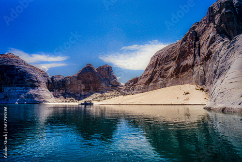 Wudnerschöne Landschaft mit Hausboot auf Lake Mead Arizona USA