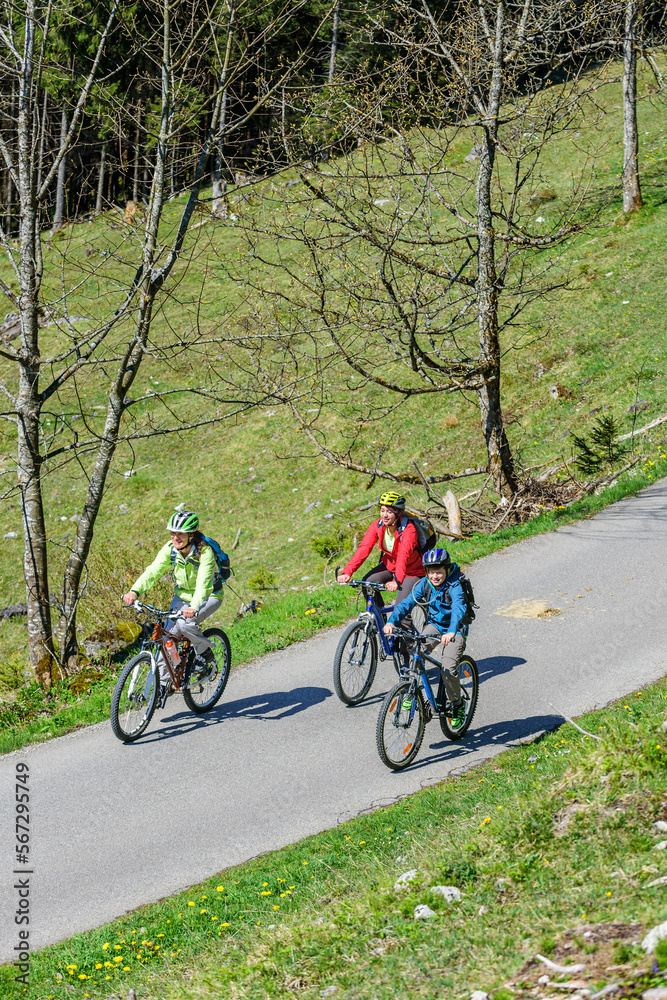 Raus in die frühlingshafte Natur im Oberallgäu, Radtour mit der Familie nahe Oberstdorf 