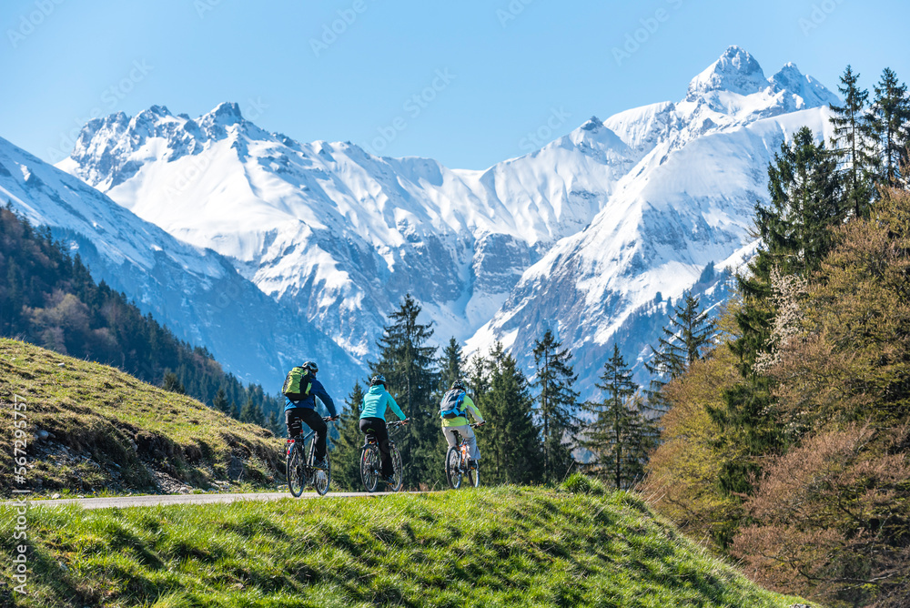 Drei Radfahrer vor traumhafter Bergkulisse im Oberallgäu nahe Oberstdorf