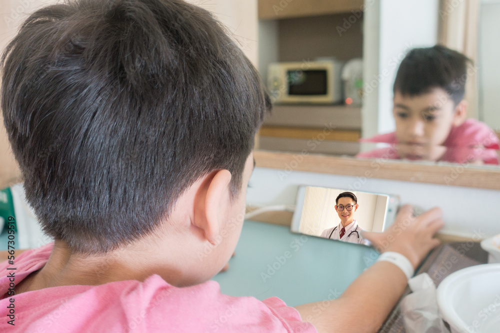 Fototapeta premium Doctor talking vdo call with patient online at home