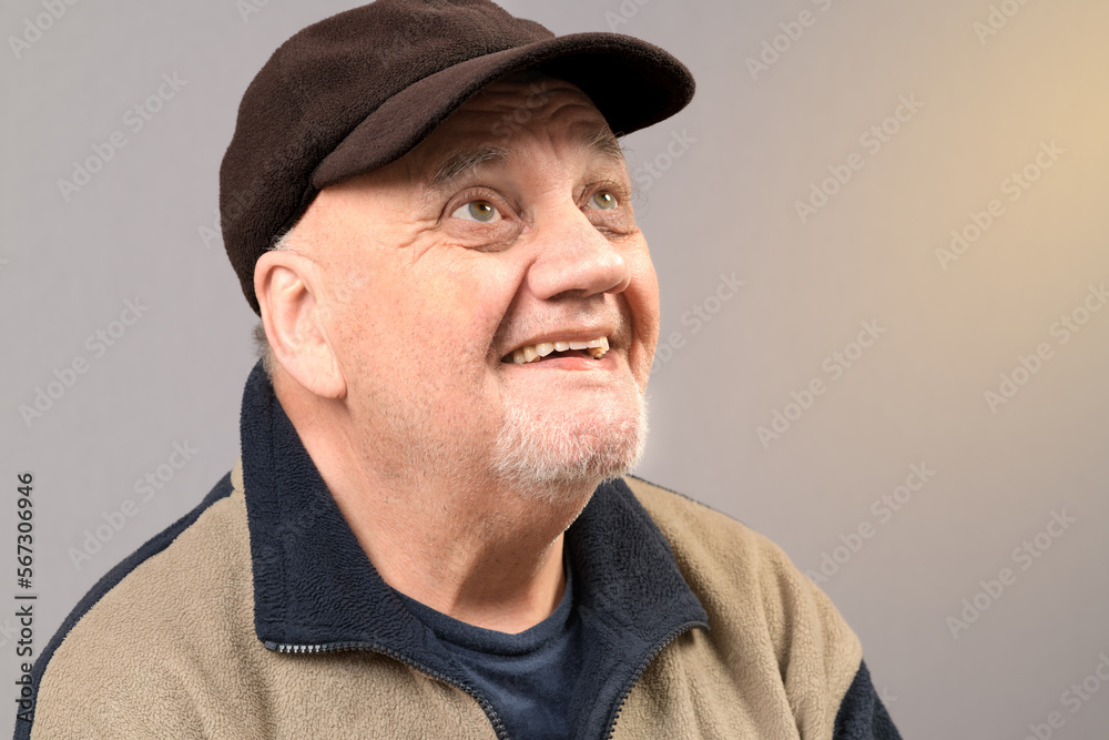 portrait vieil homme avec casquette regard vers le ciel portrait vieil homme avec casquette regard vers le ciel