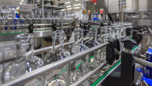 Foto Closeup view of modern vodka bottling line.