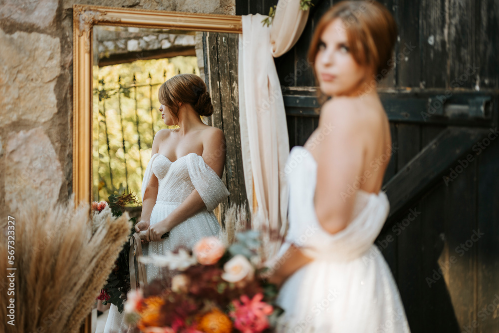 Naklejka premium Beautiful bride in rustic arrangement