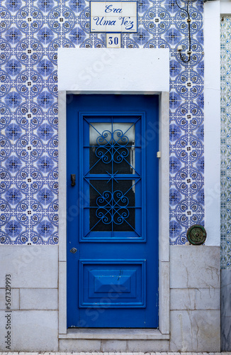 Beautiful details of typical doors from Portuguese houses © Mauro Rodrigues