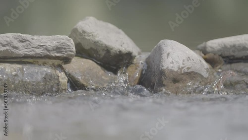 Kleine Wasserströmung im Fluss