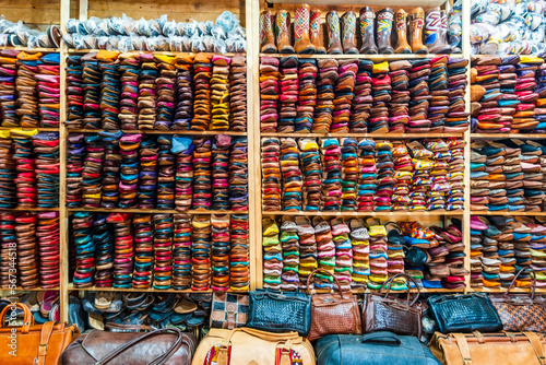 Foto Colorful handmade leather slippers waiting for clients at shop in Fes, next to t