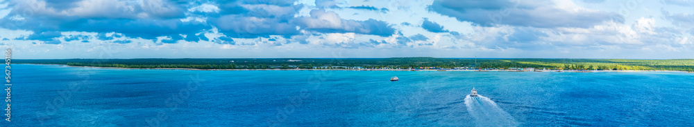 Obraz premium A panorama view across the island of Eleuthera, Bahamas on a bright sunny day