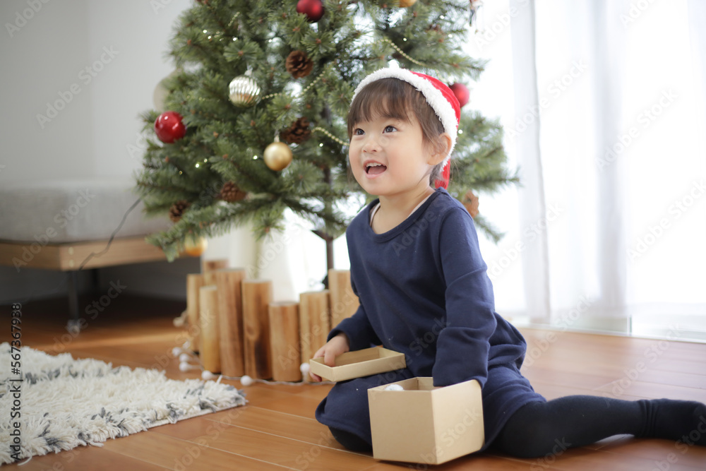 クリスマスプレゼントを開ける女の子 クリスマスプレゼントを開ける女の子