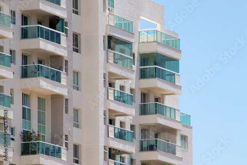 Fachada de prédio de alto padrão com duplex.  photo