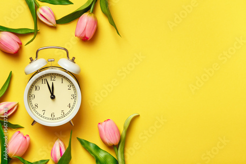 Leinwand Poster Alarm clock surrounded by tulips