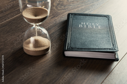 Obraz na plátně Hourglass and bible