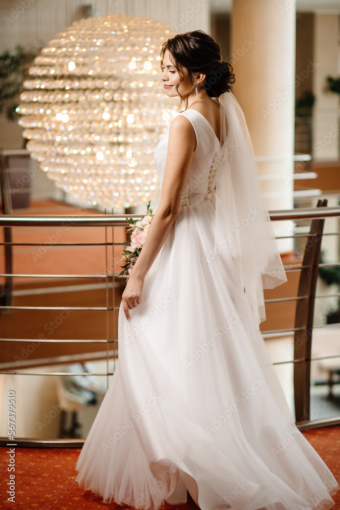 Naklejka premium beautiful portrait of a bride in a wedding dress