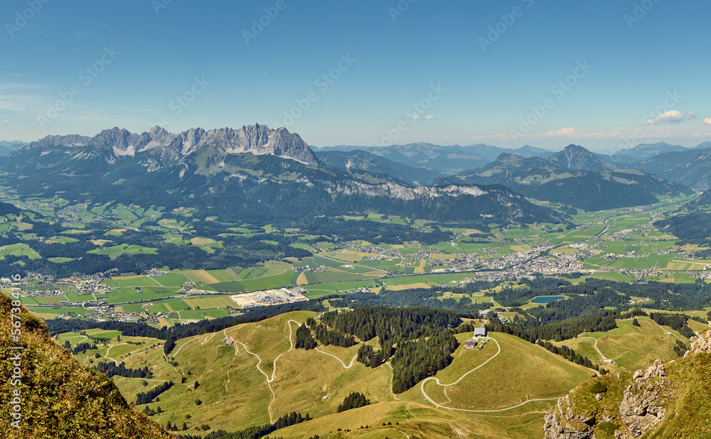 Obraz premium Kitzbühel, Austria's most luxurious ski resorts, Hahnenkamm and Kitzbüheler Horn mountains.