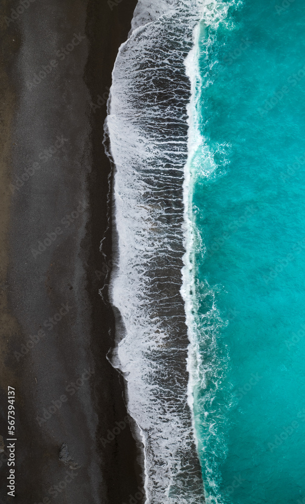 Vue aérienne d'une plage de sable noire et eau turquoise avec des vagues sur l'ile de Majorque (Mallorca) en Espagne, Europe Vue aérienne d'une plage de sable noire et eau turquoise avec des vagues sur l'ile de Majorque (Mallorca) en Espagne, Europe