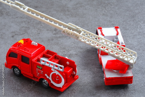 出動する消防車（はしご車とポンプ車）