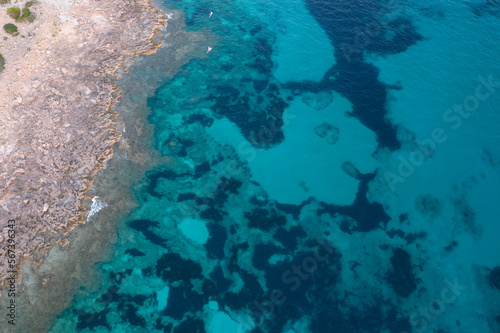 bateau dans un lagon naviguant sur une mer avec l'eau bleue azure et transparente. esprit de vacance. Majorque (Mallorca), iles Baléares, Mer Mediterrannée, Espagne © Thomas