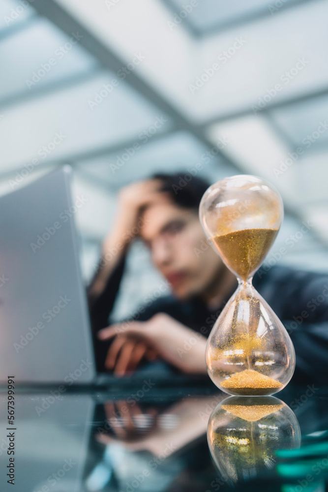 Überstunden mit goldener Sanduhr Überstunden mit goldener Sanduhr