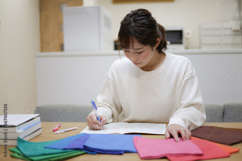 色彩の勉強をする女性 色彩の勉強をする女性