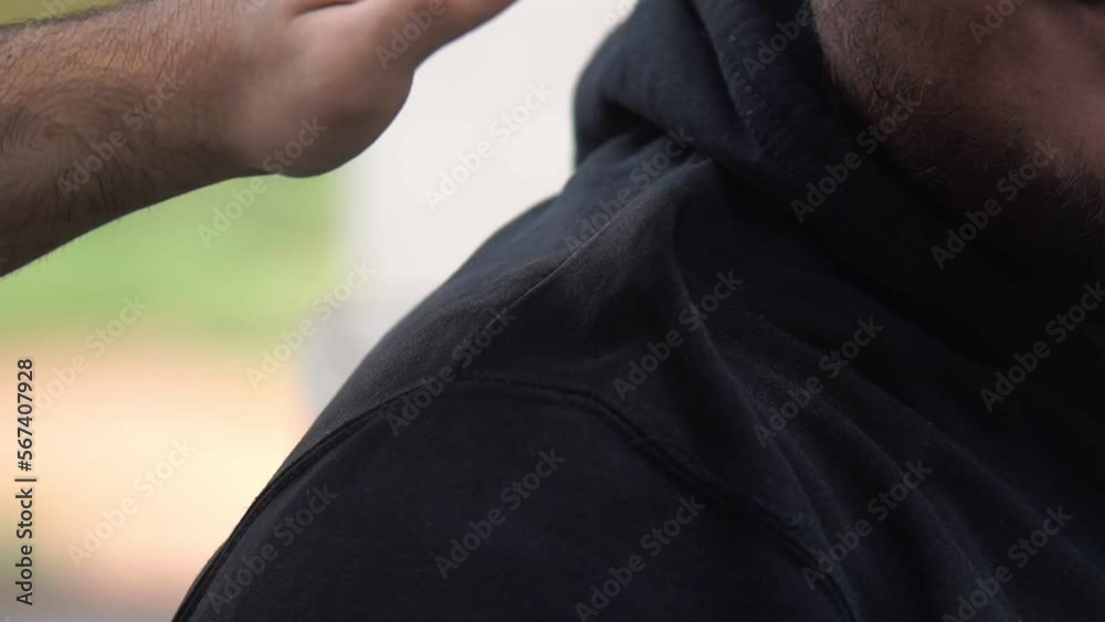 Diversidad. Hombre apoyando a su amigo en una decisión. Jóven acompañando a su amigo en tiempos difíciles. Confianza en una relación de negocios. Logros conseguidos entre dos amigos.