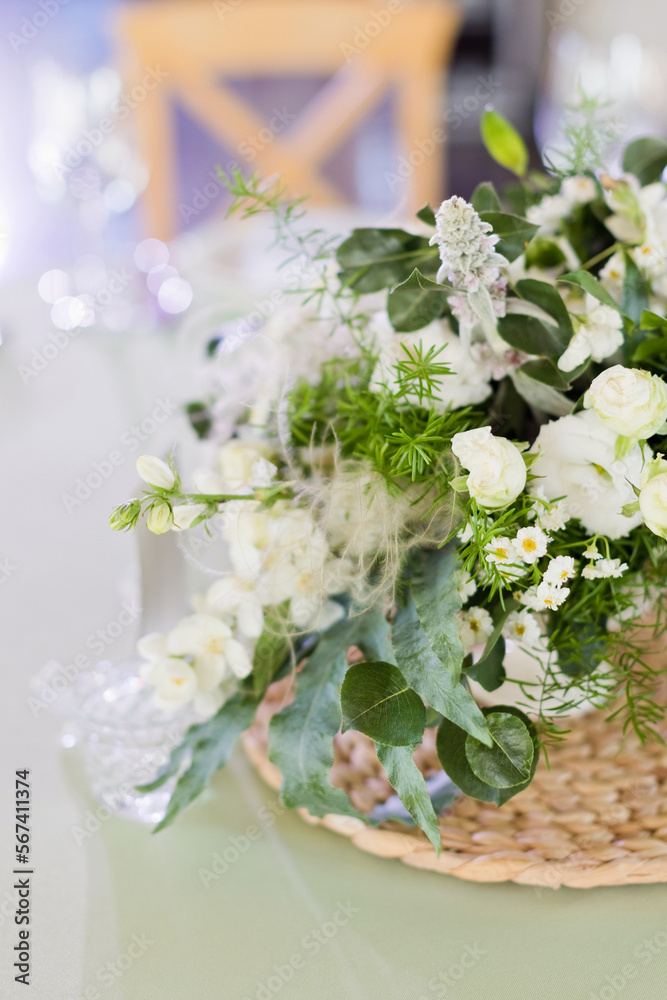 Flower composition with green white flowers