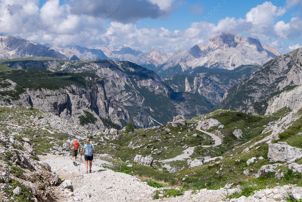 Senderismo en las Dolomitas de Auronzo, en el norte de Italia 