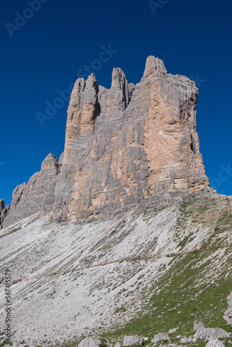 Senderos y formaciones rocosas de las Tres Cimas en la Dolomitas de Auronzo, en el norte de Italia 