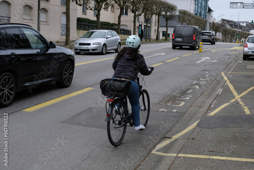 Cycliste avec un casque roulant sur un boulevard de la ville de Vannes en Bretagne