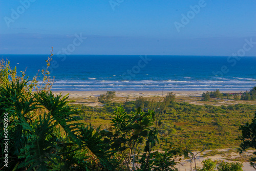 Mar de uma praia vazia, natureza intocada.