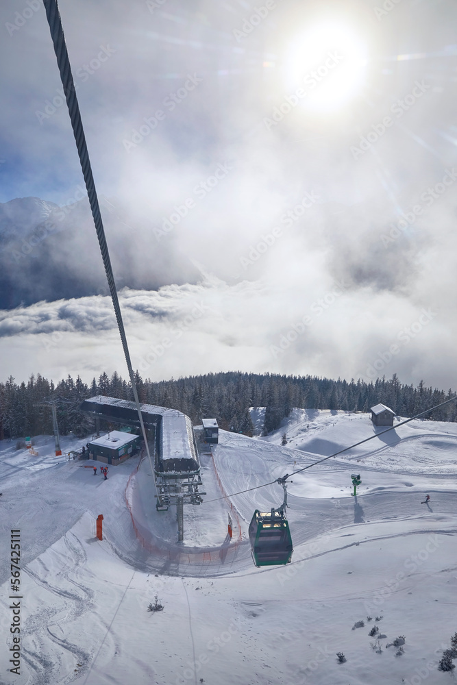 Schönes Winterpanorama im Skigebiet Wildkogel bei Bramberg in Österreich, mit Blick aus einer Seilbahn auf die Berge. Schönes Winterpanorama im Skigebiet Wildkogel bei Bramberg in Österreich, mit Blick aus einer Seilbahn auf die Berge.