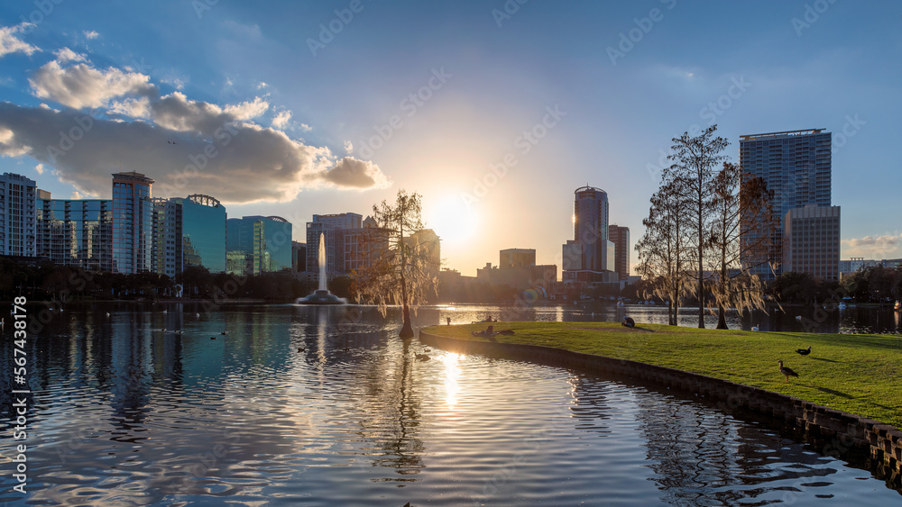 Obraz premium Sunset in Orlando in Lake Eola Park, Florida, USA