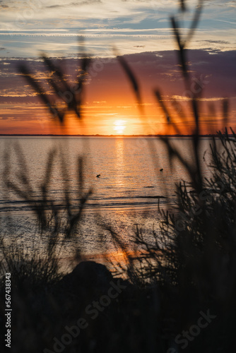 Une photo du coucher de soleil sur une plage de Bretagne sur l’océan atlantique