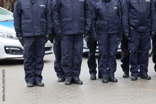 Wojskowe buty na nogach policjantów stoją w szeregu. Policjanci.