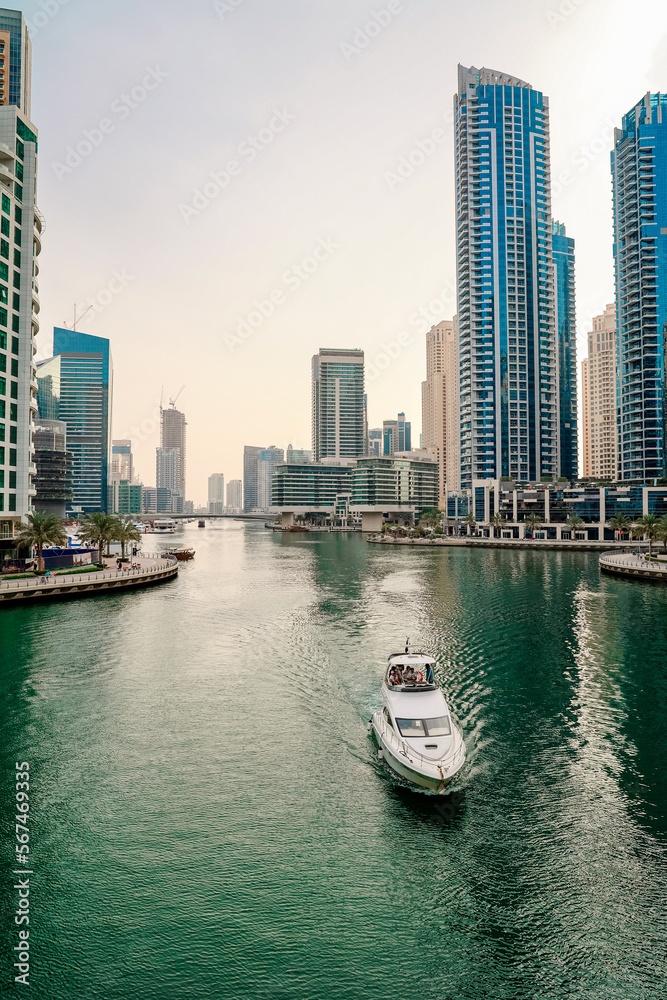 Obraz premium The ship sails within the city of Dubai.