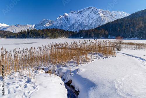 Der verschneite Lautersee in der Alpenwelt Karwendel bei Mittenwald