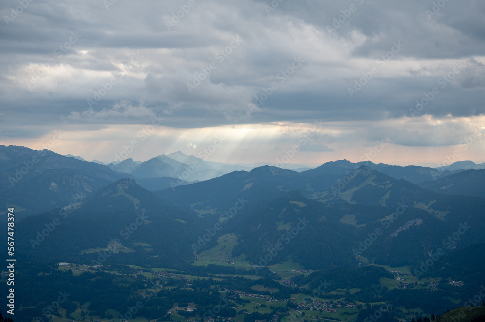 Allgäuer Alpen Sonnenstrahlen durch die Wolken