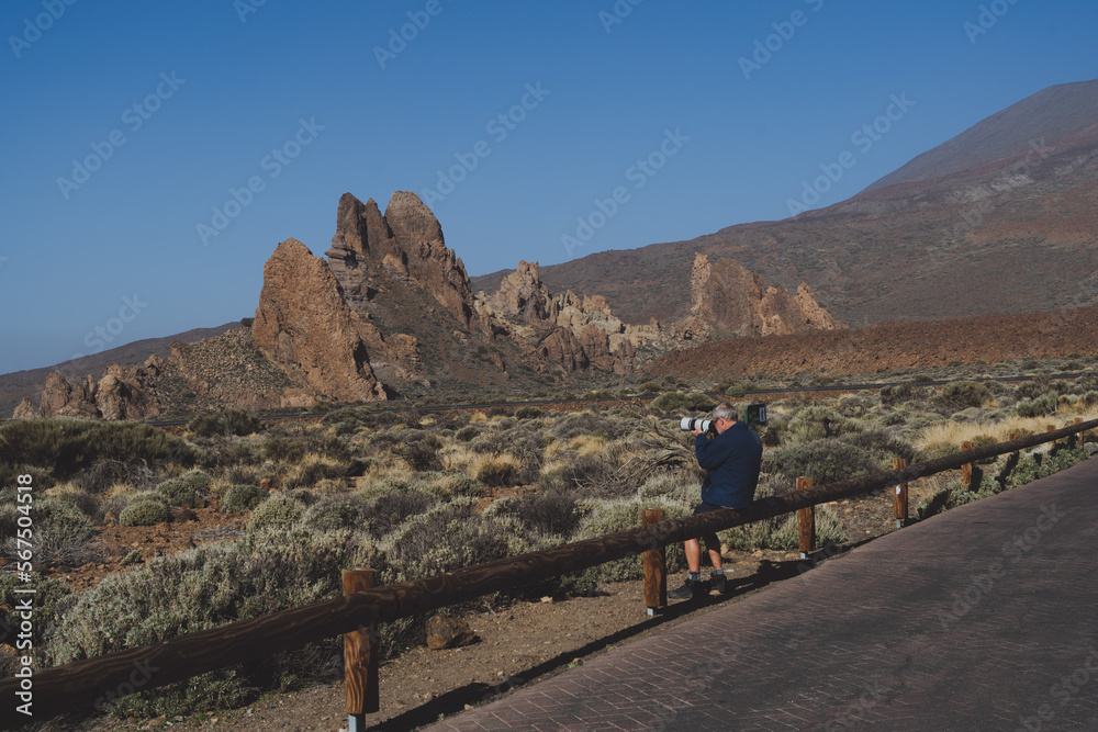 Hombre sacando fotos en el Parque Nacional del Teide, Tenerife 