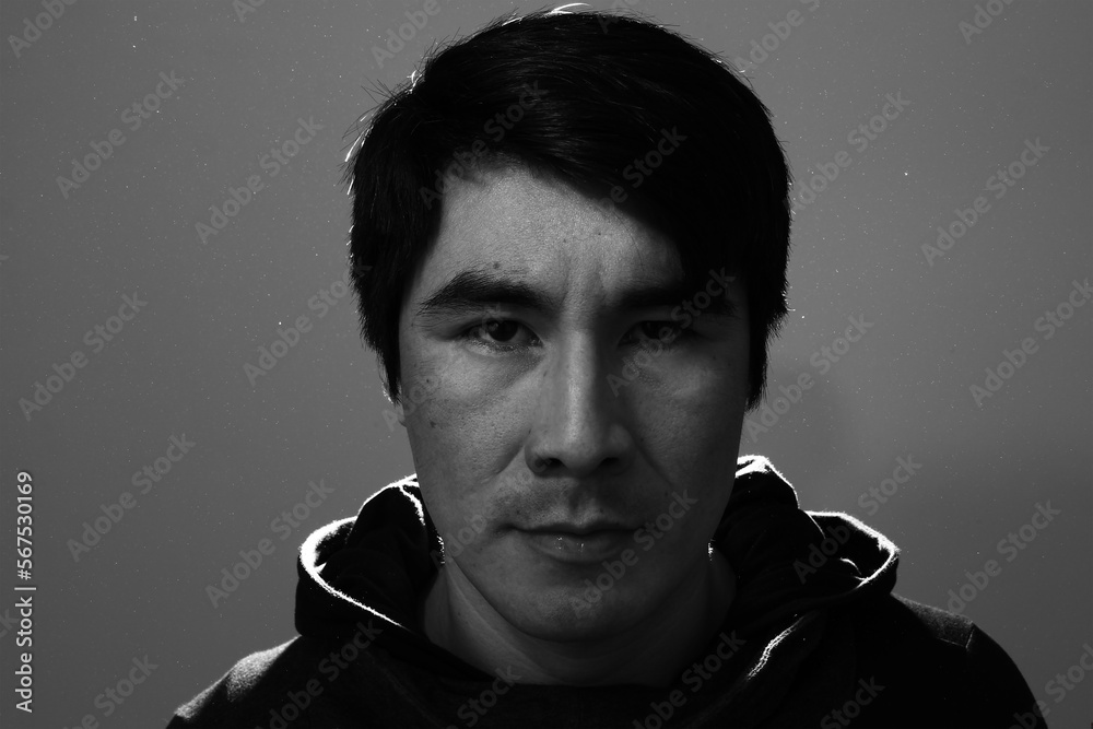Retrato de hombre joven latino serio y desafiante, intimidante. En blanco y negro Retrato de hombre joven latino serio y desafiante, intimidante. En blanco y negro