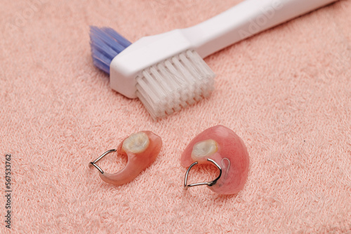 奥歯の部分入歯と掃除用ブラシ photo