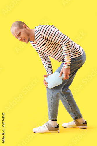 Young man warming his leg w...