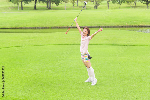 ゴルフをする若い女性 嬉しい