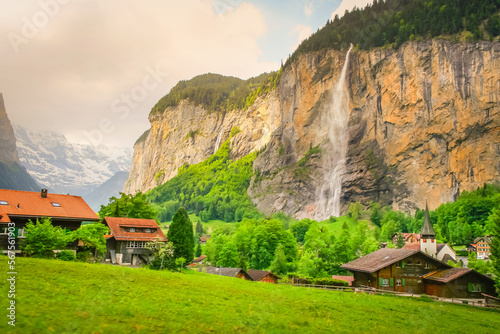 Obraz na płótnie Lauterbrunnen alpine village near Interlaken in the canton of Bern, Swiss alps w salonie
